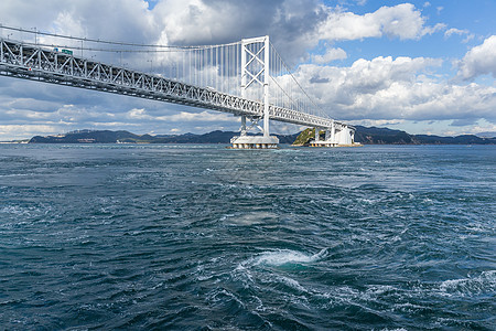 日本的Onaruto桥和Whirlpool游客海峡地标建筑旋转天空海景阳光交通漩涡背景图片