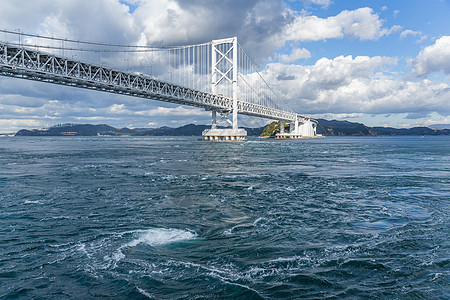 日本的Onaruto桥和Whirlpool天空蓝色漩涡涡流游客交通海峡淡路地标吸引力图片