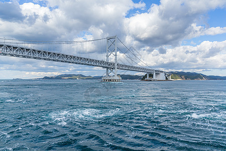 日本的Onaruto桥和Whirlpool阳光晴天海景跨度漩涡四国海浪游客涡流交通图片