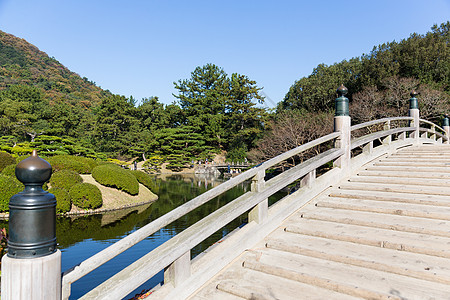 里瓜林花园和木桥木头房子行人晴天传统天桥建筑学花园文化水池图片