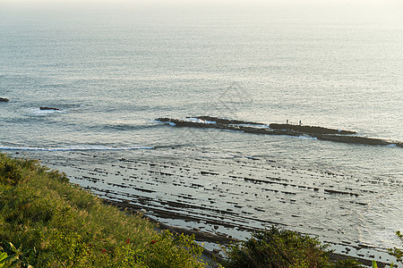 宫崎的恶魔洗脸板海滩岩石晴天公园海岸线蓝色天空神社巨浪包围图片