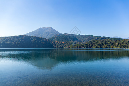 克里岛山和湖泊农村火山晴天丛林植物天际森林水池池塘风景图片