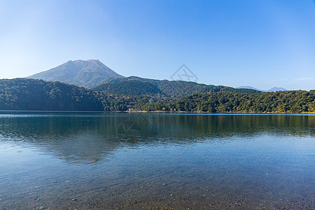 日本的知岛山水池公园火山草地风景哺乳动物场地池塘植物农业图片