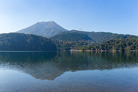 克里岛山和湖泊蓝色爬坡城市池塘水池天空火山阳光农村顶峰图片