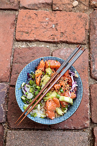生鲑鱼用大米煮碗春卷午餐食物生食筷子图片