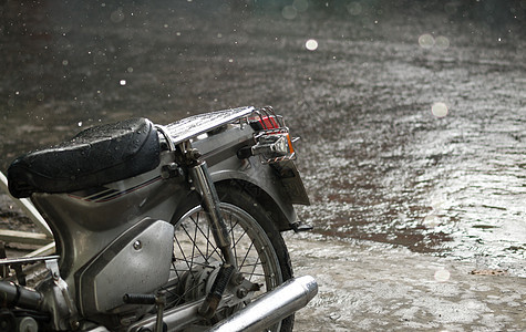 摩托车和雨滴特写反射季节车辆骑术水坑雨量旅行波纹人行道街道图片