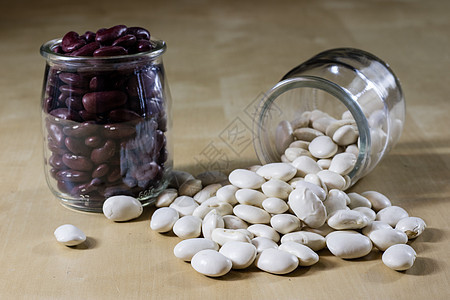 放在木制厨房桌上的玻璃罐子里的美味豆子咖啡粮食蔬菜食物营养纤维饮食种子盘子农业图片