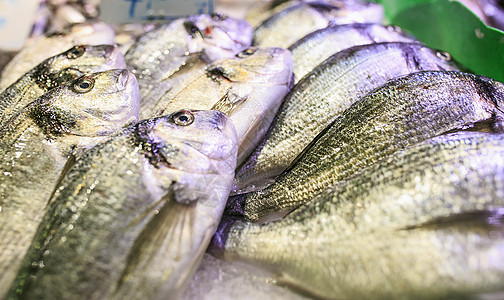 巴塞罗那食品市场新鲜海鲜海产食品饮食柠檬蛤蜊螃蟹镀金头店铺餐厅香菜海洋低音图片