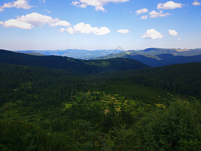 明蓝天空下覆盖着青草的和平绿色山岳草原晴天爬坡道山脉草地场地牧场收成农业天堂图片