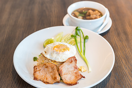 炒饭加烤猪肉肋骨午餐洋葱萝卜早餐食物盘子柠檬美食蔬菜图片