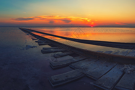 咸湖上的美日落天空假期运输传统卫生晴天农业沙漠海景土地图片