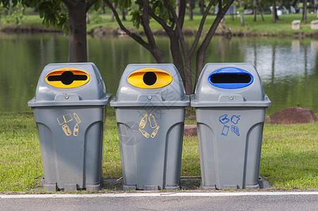 公园中分开垃圾的彩色垃圾容器图片