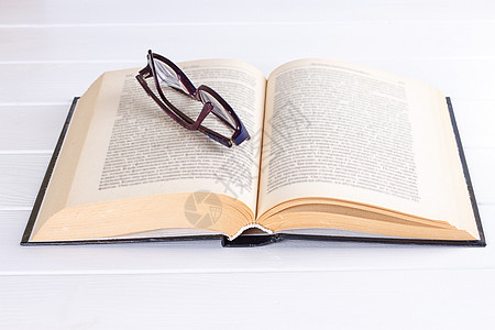 眼镜和书目学校字典图书馆写作文化商业桌子法律科学书架图片