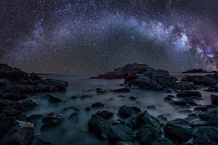 海面上的银河系 长长暴露的夜晚风景与牛奶图片