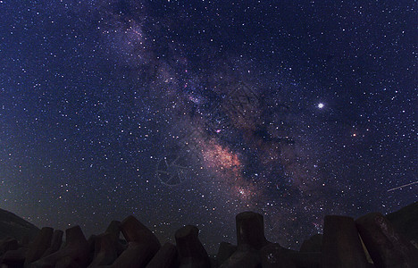 夜色风景与多彩的银河 夏季星空图片