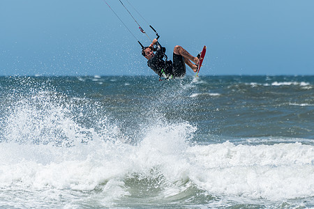 冲浪  男人Kite 俯冲器海滩男人力量风筝冲浪享受冲浪者运动活动支撑背景