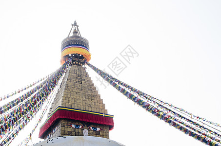 尼泊尔加德满都的旅游寺庙眼睛世界祷告剪影经幡天空晴天遗产图片