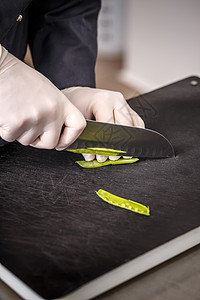 厨师切割新鲜绿豆背景图片