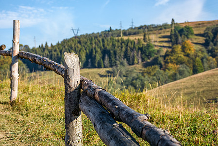 森林附近山坡上的木栅栏爬坡牧场木头草垛农村农田国家草地金属乡村图片