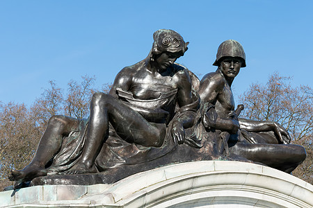 白金汉宫外维多利亚王后纪念碑的雕像图片