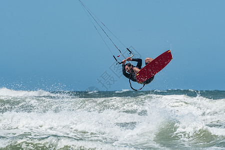 Kite Surfer在阳光明媚的一天海洋速度海滩男人假期冲浪太阳木板冲浪板冲浪者图片