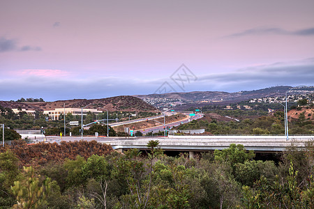 加利福尼亚州伊尔文高速公路日落时粉红色天空旅行山脉光迹冒险收费图片