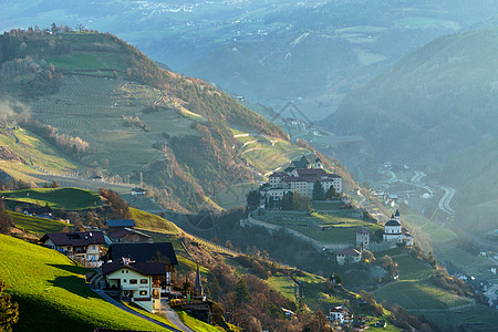 黎明时的Villanders视图晴天旅游蓝色风景建筑物阳光照射恶棍山脉高山房屋图片