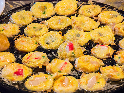 热炉里有泰国美食海鲜椰子甜点小吃食物蛋糕牛奶白色面粉热带烹饪图片