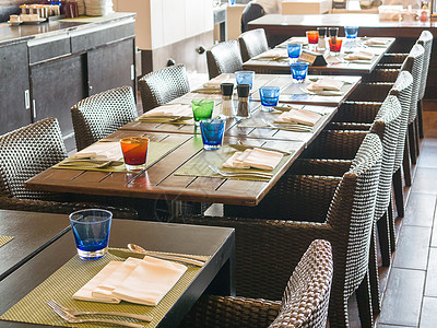 客人们来酒店的餐桌椅子玻璃办公室木头房间桌子食物环境咖啡店家具图片