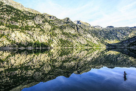 山地和湖泊照片反光反射地平线天空避难所旅游丘陵顶峰公园森林天气图片