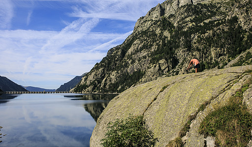 山地和湖泊照片反光国家旅游反射草地丘陵石头公园晴天天气地平线图片