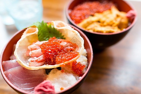 日本餐馆的海食大米碗图片