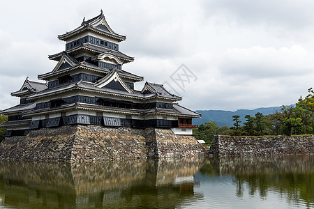 松本城堡宝藏护城河建筑学天空旅游国家乌鸦地标石头蓝色图片