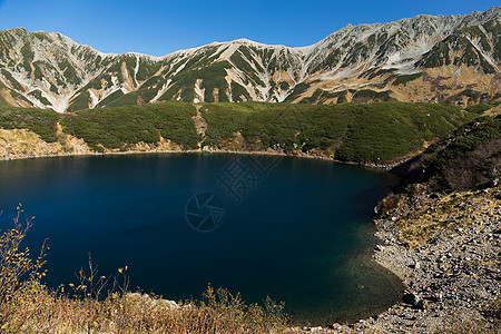 日本的Tateyama森林高地爬坡立山火山风景农村池塘蓝色天空图片