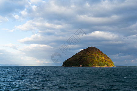 秋季由野岛神道红色天际神社海洋地标宗教风景植物阳光图片