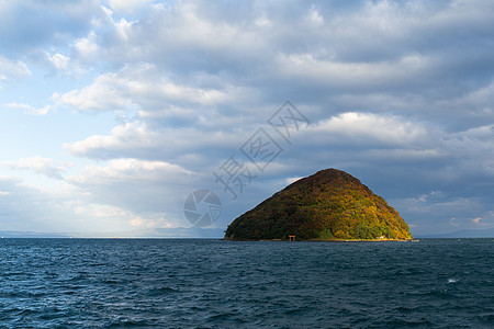 秋季由野岛神道红色天际神社海洋地标宗教风景植物阳光高清图片