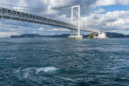 Onaruuto 桥和Whirlpool海洋游客吸引力海峡海浪跨度天空晴天蓝色阳光背景图片