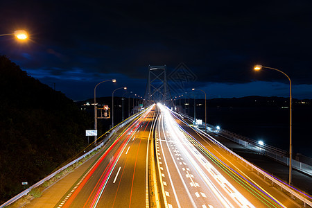 夜间有交通的公路图片