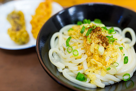 日本乌顿绿色食物美食盘子草本肉汤生活白色面条图片