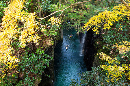日本高原峡谷蓝色树叶黄色公园绿色岩石瀑布森林旅行图片