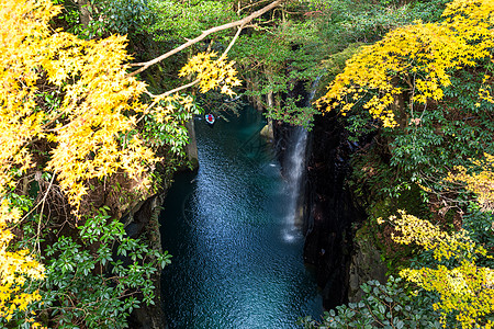 秋天在宫崎高原峡谷红叶水池叶子旅行活力黄色丛林池塘树木森林图片