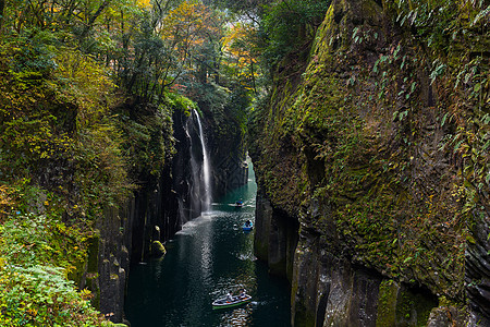 高原峡谷黄叶瀑布岩石悬崖森林山沟旅行季节公园图片