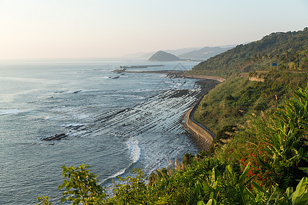 东岛神庙和魔鬼的洗手板晴天海岸包围旅行海岸线神社石头岩石海滩天空图片