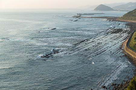 宫崎的恶魔洗脸板海滩力量石头海藻荒野海浪苔藓海岸线危险天气图片