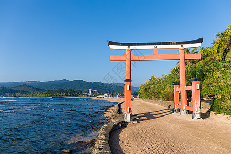 青岛神庙红托里伊海岸小路灯笼海滩岩石旅行包围天空晴天牌坊图片