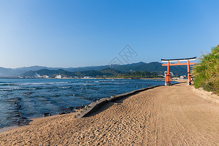 日本青岛圣堂红冬海浪花园岩石包围旅行海洋石头晴天蓝色宗教图片