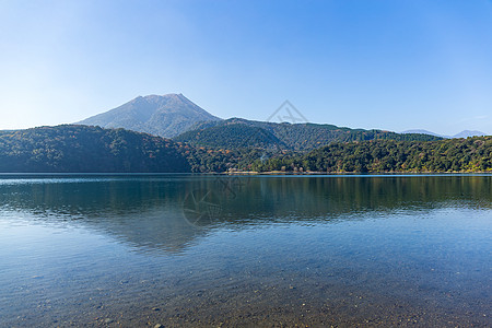 克里岛山和湖泊池塘天空晴天风景森林丛林火山地标蓝色水池图片