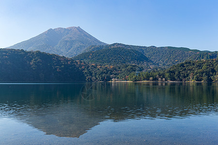 岛山和蓝天蓝色天际风景丛林地标森林农村天空火山植物图片