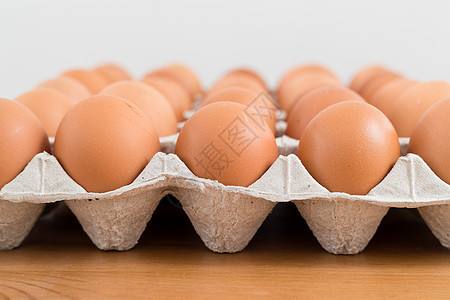 鸡蛋包装包装中新鲜鸡蛋工厂纸盒制造业农场食物托盘市场塑料板条箱早餐背景