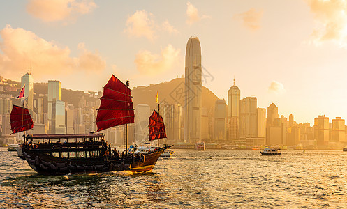 香港维多利亚港苏港的中国红帆木轮船图片